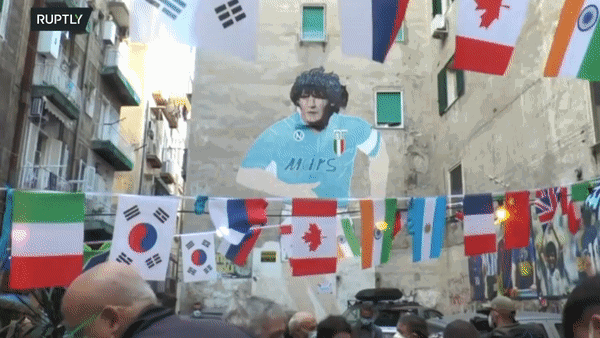 Ljudi u Napulju se oprostili od Maradone ispred njegovog najpoznatijeg murala