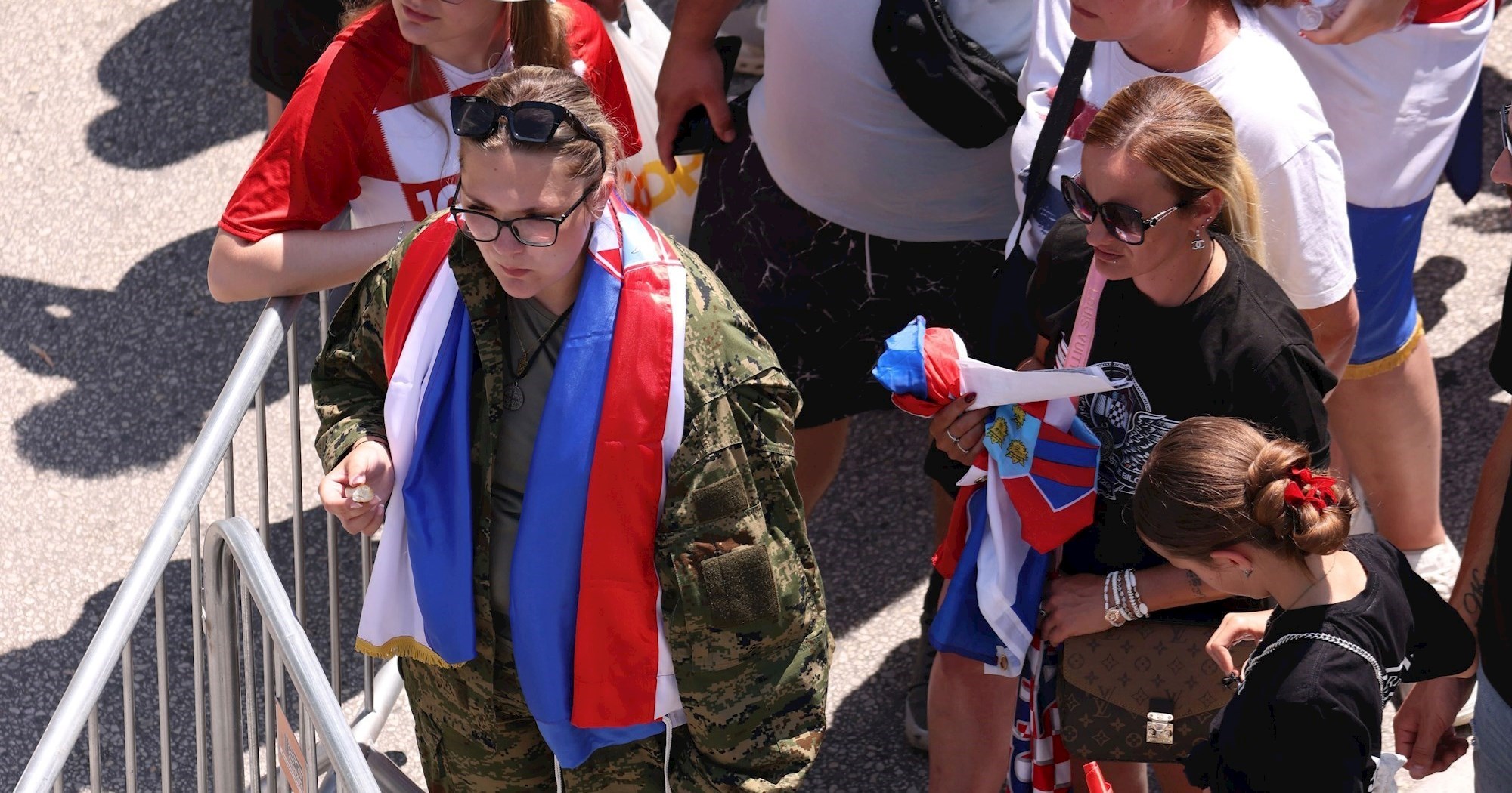 FOTO I VIDEO Gomila ljudi pred VIP ulazima, pale se baklje. Neki u vojnim odorama