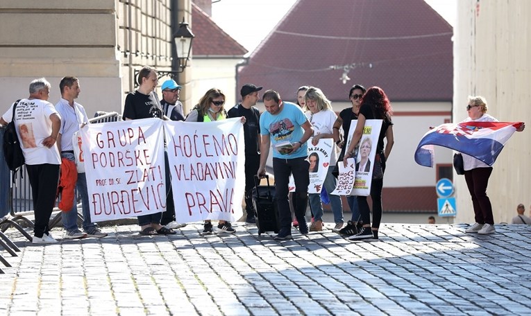 FOTO I VIDEO Pred vladom održan prosvjed protiv svega i svačega, bilo par ljudi