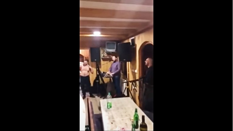 VIDEO Muškarac s mitraljezom u rukama upao na zabavu u BiH  i zapucao