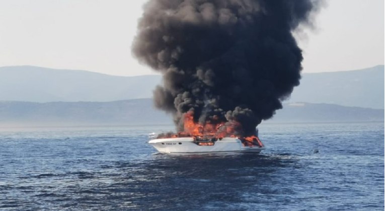 VIDEO U moru kod Splita zapalila se brodica, spašene četiri osobe