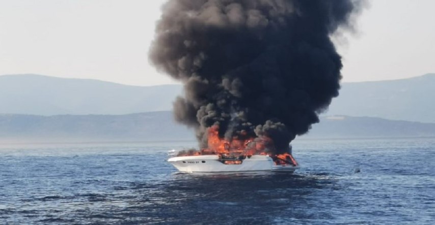 VIDEO U moru kod Splita zapalila se brodica, spašene četiri osobe