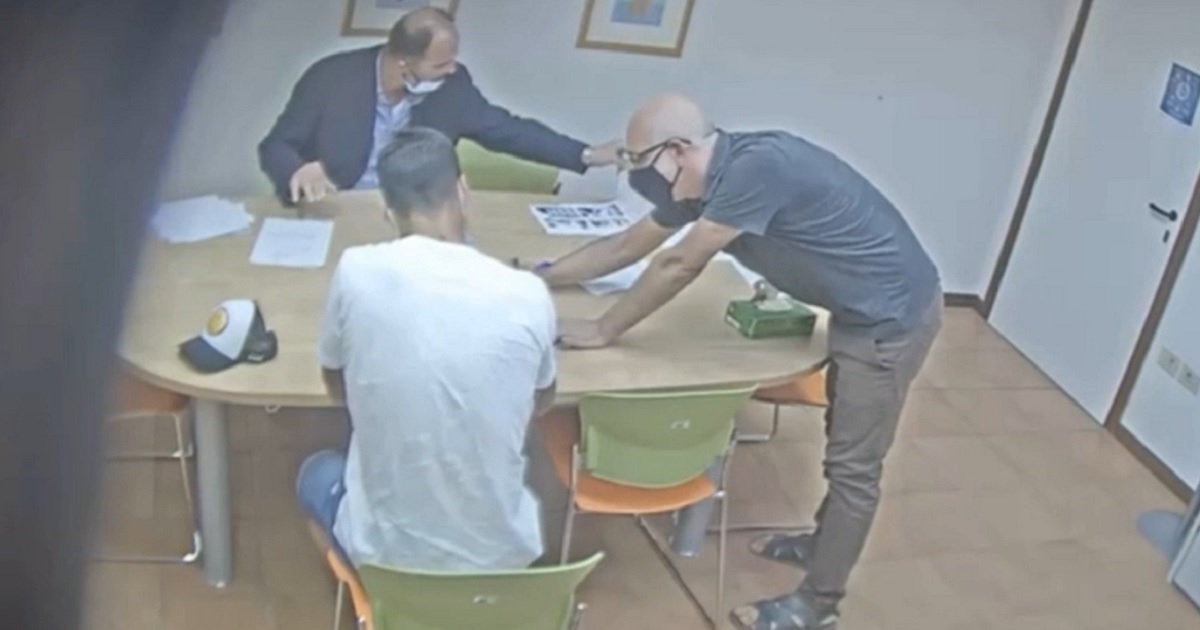 Objavljena snimka skrivene kamere s ispita Luisa Suareza. Otkriva da je varao