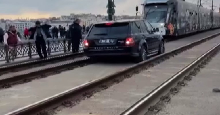 VIDEO Skupocjenim terencem htio izbjeći gužvu pa zaglavio između tramvajskih šina