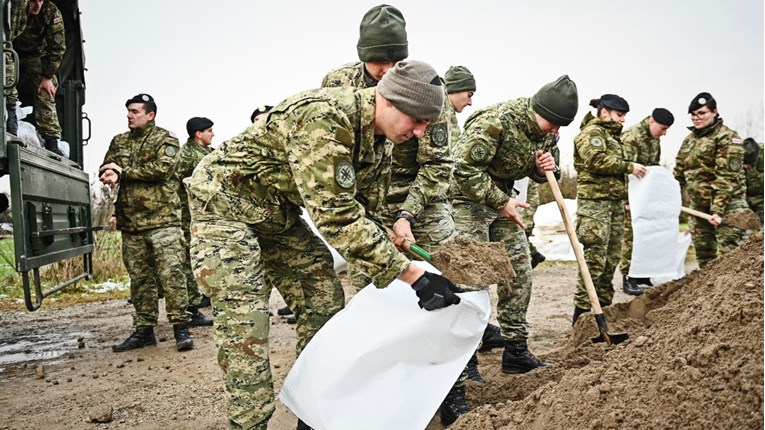 Hrvatska vojska pomaže u obrani od poplava kod Petrinje