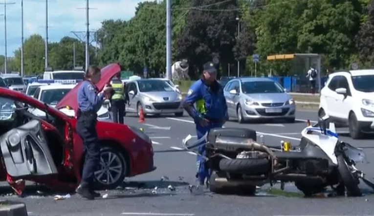 Policajac u Zagrebu prošao kroz crveno i zabio se u automobil. Teško je ozlijeđen
