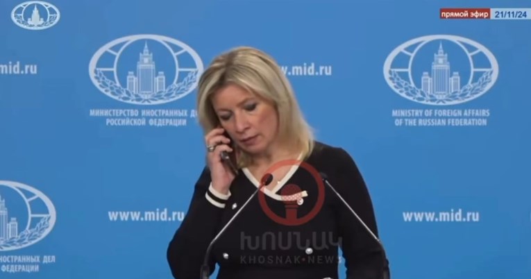 VIDEO Zaharova se usred konferencije javila na mobitel, mikrofoni snimili razgovor