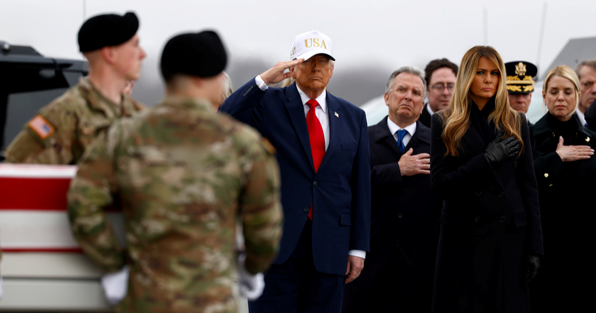 Trump na dočeku tijela vojnika nosio kapu. Fox News emitirao snimku na kojoj nema kapu