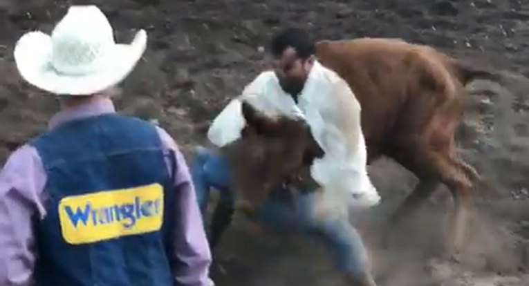 VIDEO Bivši UFC prvak odlučio se pohrvati s bikom