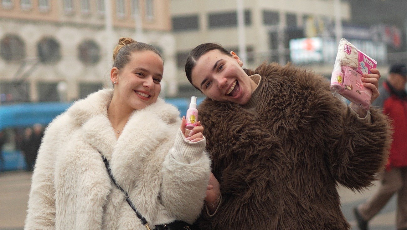 Što je to malo, ružičasto, mirisno, stane u torbicu i spašava od neugodnih situacija?