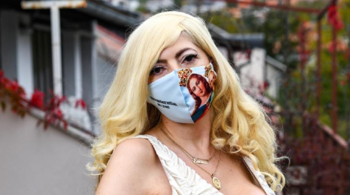 Violinistica s kršćanskom maskom: Prestanite tražiti moje slike, ja sam udana žena