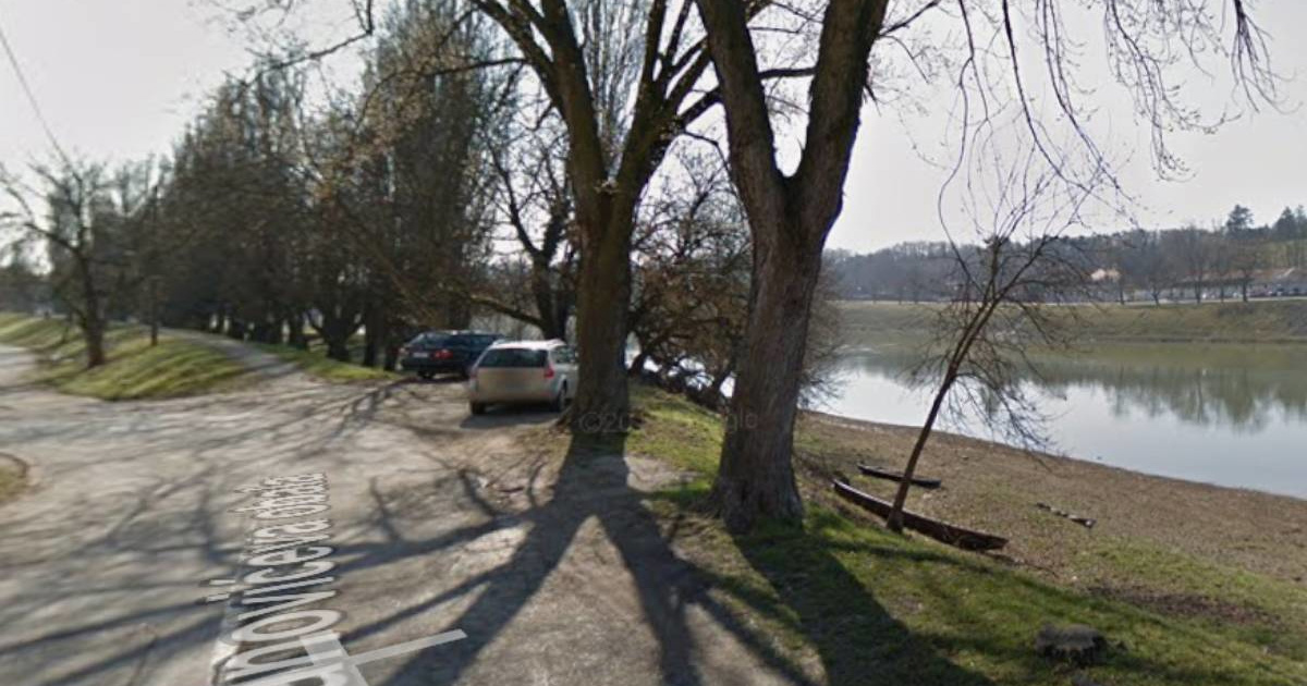 Pijani vozač u Sisku sletio s ceste i udario u parkirani auto