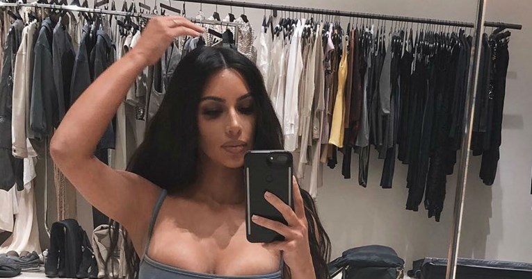 Kim Kardashian objavila golišavi selfie iz svog savršeno organiziranog ormara