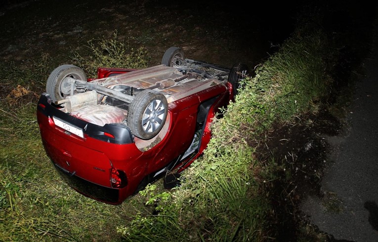 Teška nesreća u Splitu: Žena mrtva, troje ozlijeđenih. Auto završio na krovu
