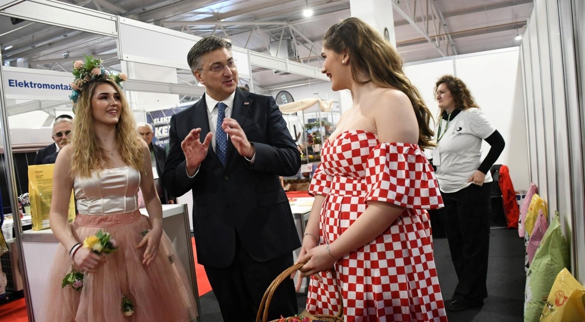 Plenković i Habijan bili na sajmu, premijer pozirao s hostesama