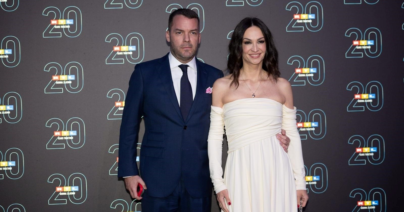 Odvjetnik Fran Olujić suprug je Monike Kravić. Vjenčani kum mu je Novica Petrač