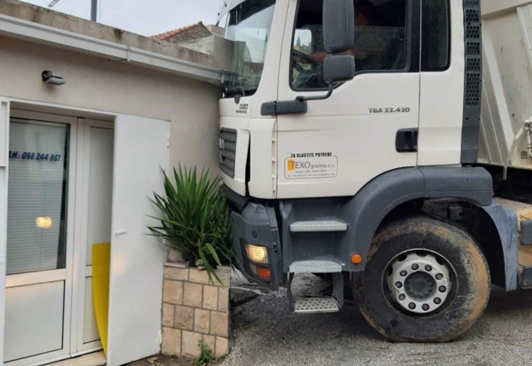 Kamion se zabio u kuću u Dubrovniku, stanovnici: Zar nekome treba otkazati srce?