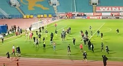 Drama na stadionu balkanskog velikana. Huligani utrčali u teren i prijetili palicama