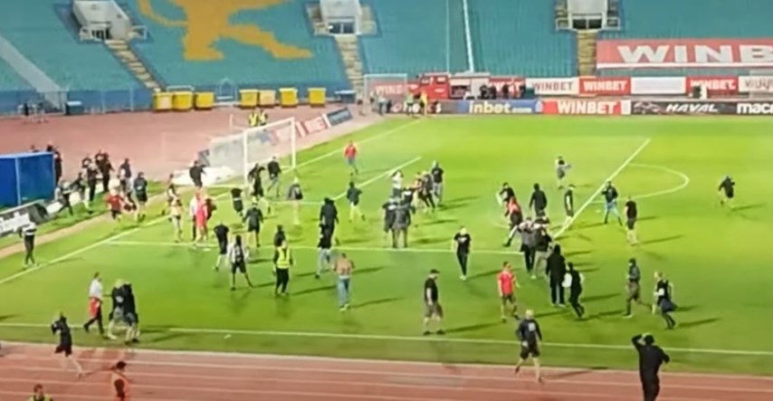 Drama u Bugarskoj. Huligani prekinuli utakmicu, prijetili palicama i bacali stolice
