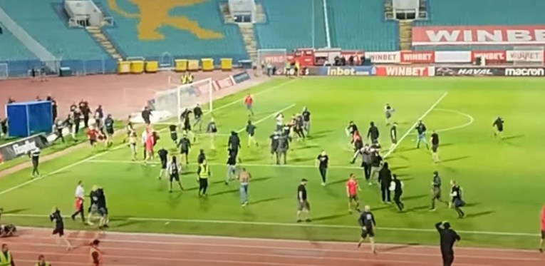 Drama na stadionu balkanskog velikana. Huligani utrčali u teren i prijetili palicama