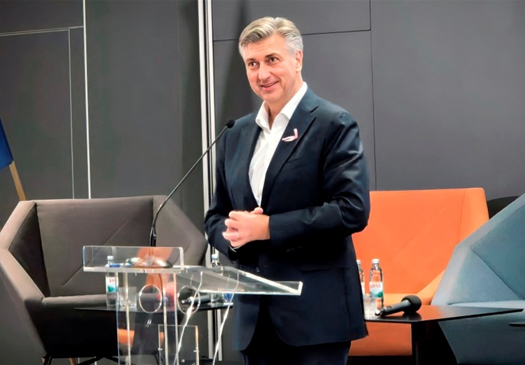 HDZ ima nešto što se zove Zaklada hrvatskog državnog zavjeta. Tamo uče mlade HDZ-ovce "da se bore"