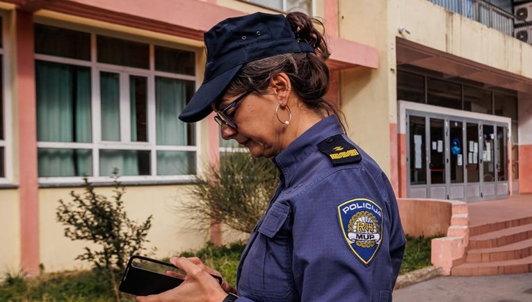 Žena u splitskom naselju fotografira brave na vratima stanova, upozorava policija