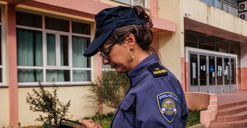 Žena u splitskom naselju fotografira brave na vratima stanova, upozorava policija