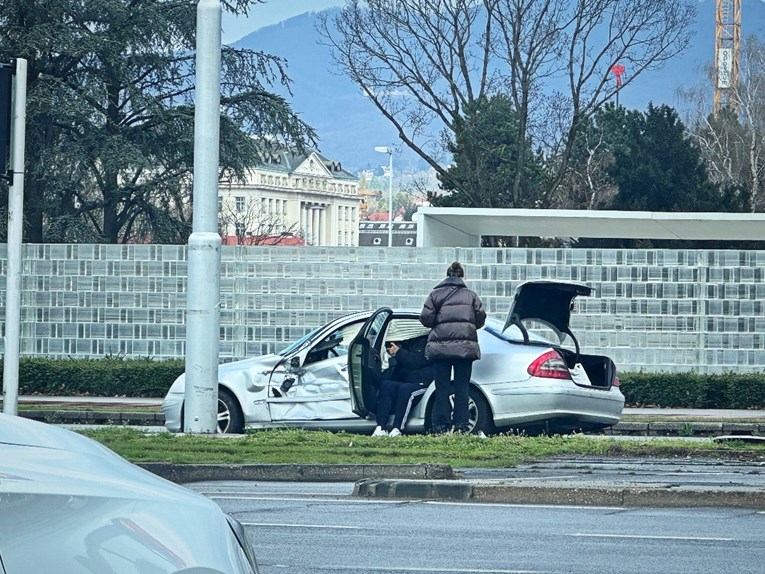 Kod Lisinskog u Zagrebu se sudarili tramvaj i Mercedes