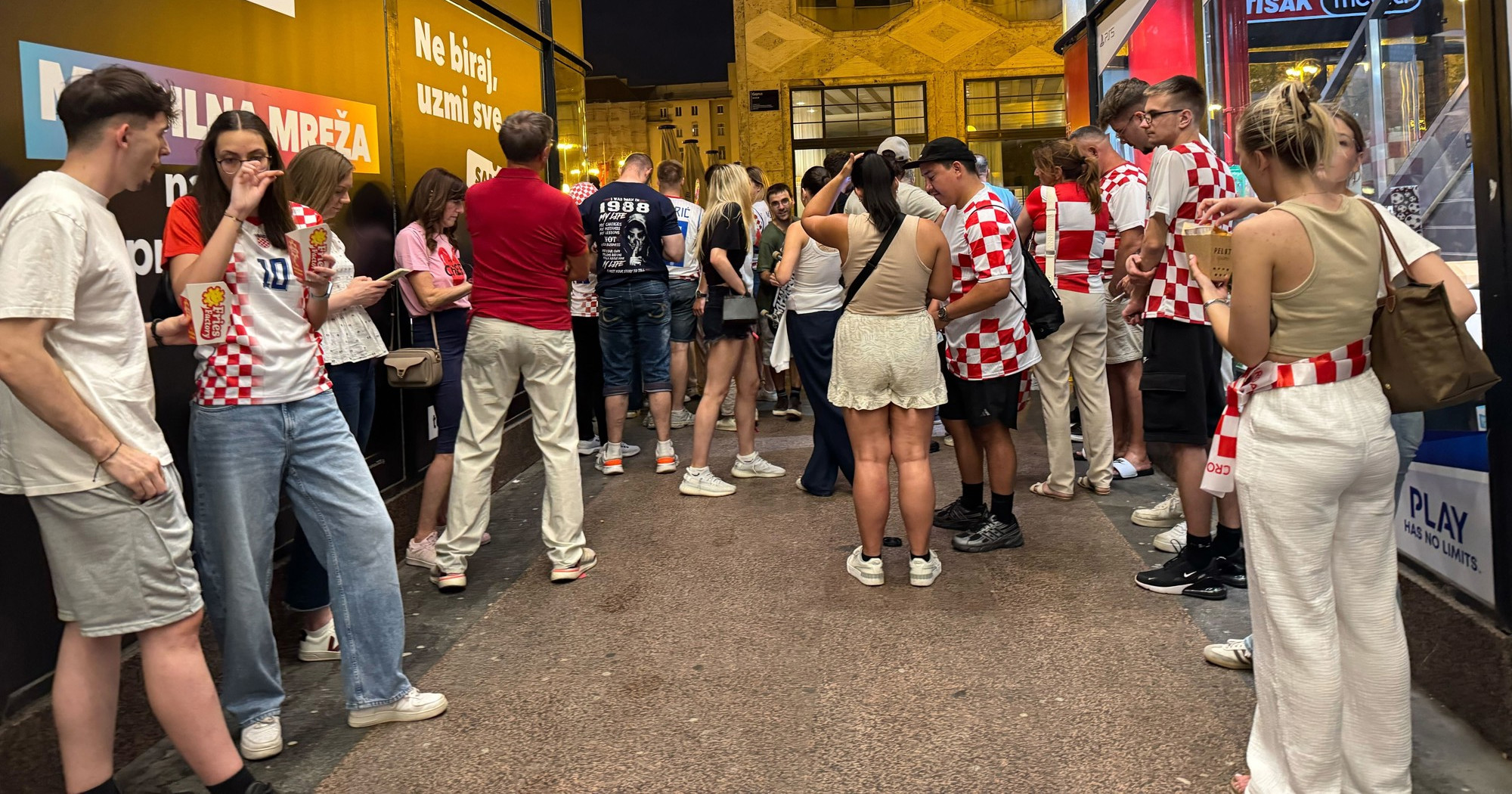 VIDEO Navijače u Zagrebu iznenadilo nevrijeme, padale stvari po fan zoni