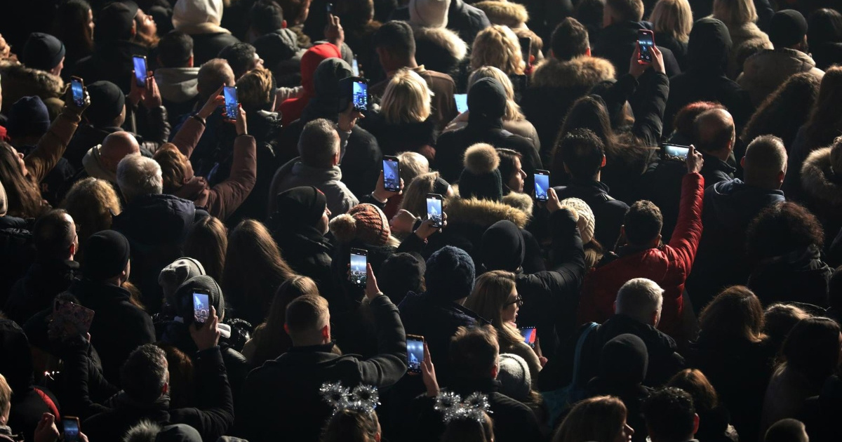 Smetaju li vam mobiteli na koncertima? Sve više izvođača ih zabranjuje