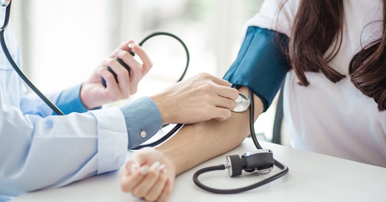 Krvni tlak trebalo bi mjeriti na obje ruke, tvrde znanstvenici