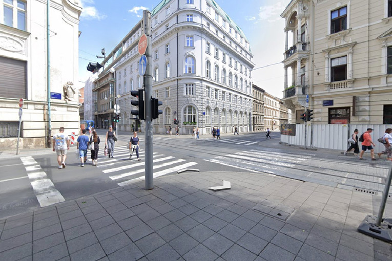 Maloljetnik na električnom motoru prošao kroz crveno u Zagrebu, teško je ozlijeđen