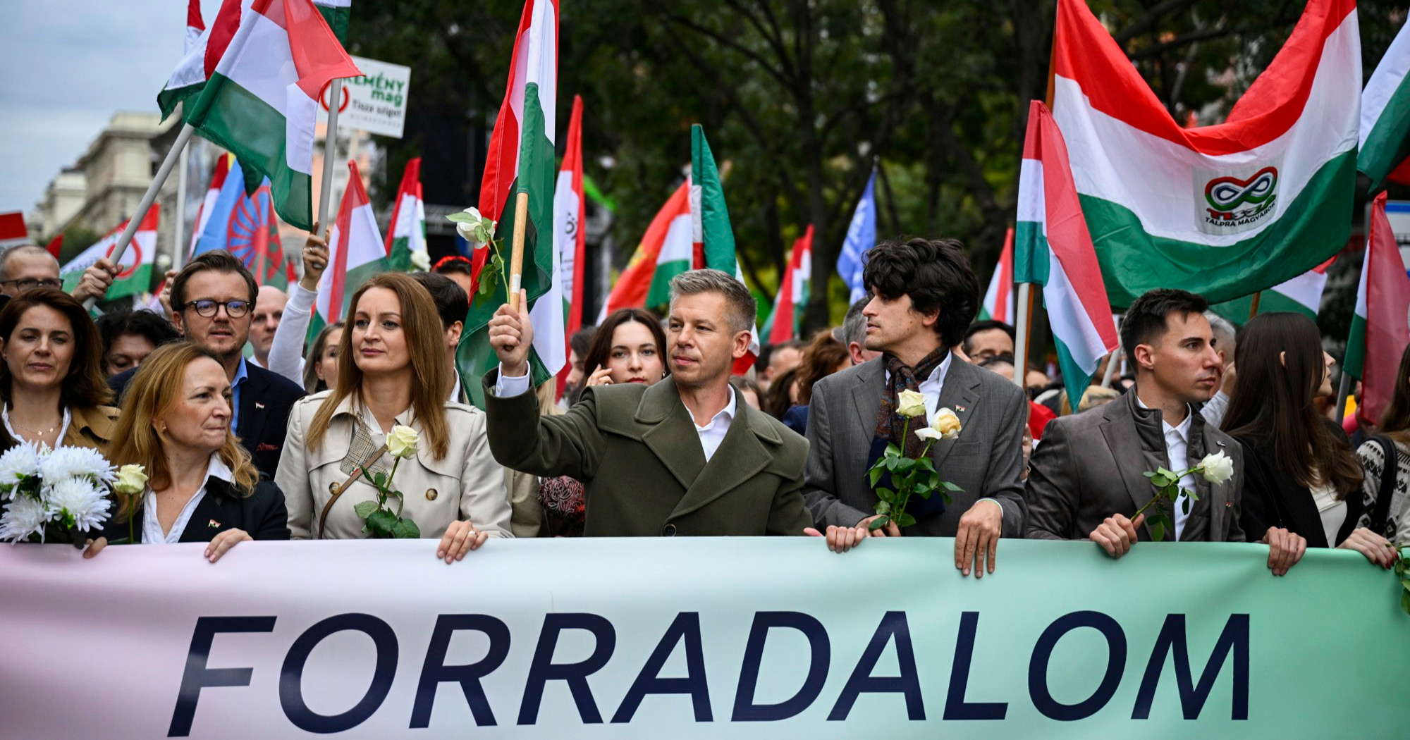Deseci tisuća Mađara na prosvjedu podržali Orbanova protivnika