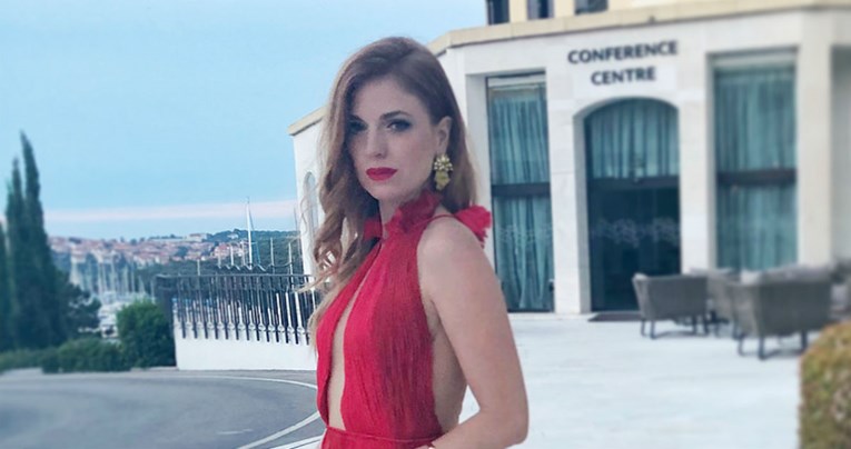 Nataša Janjić je prava diva u predivnoj crvenoj haljini s riskantnim dekolteom