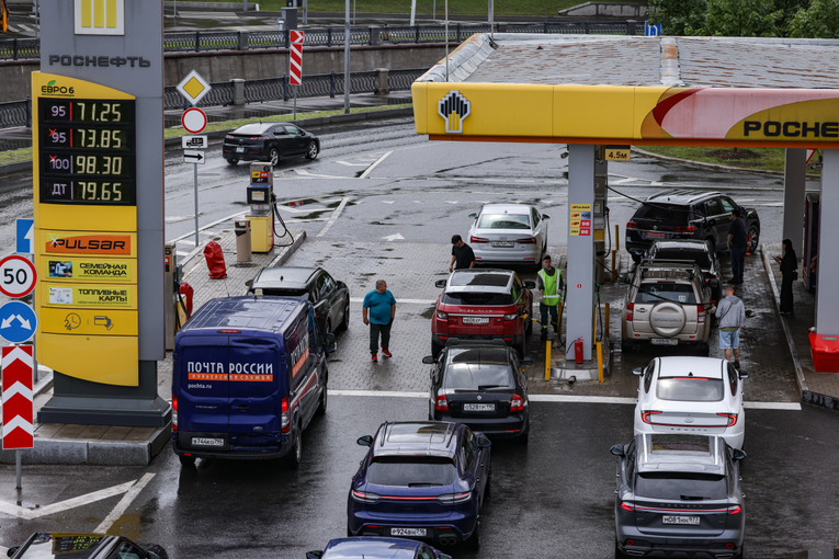Rusija ostaje bez goriva. Učitelji pod prijetnjom otkaza čuvaju redove na pumpama