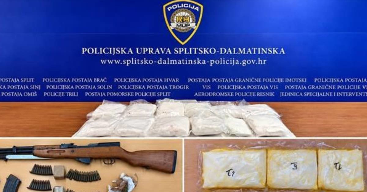 Policija u Dugopolju zatekla muškarca kako leži ispod auta. Izvlačio je pakete droge