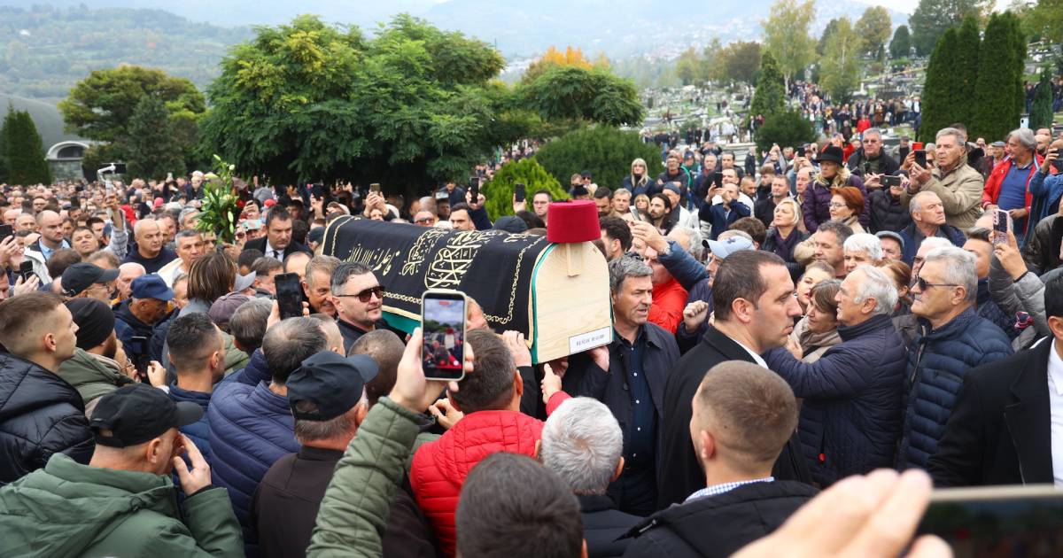 Građani nose tabut Halida Bešlića prema grobnom mjestu, svira a cappella Romanije