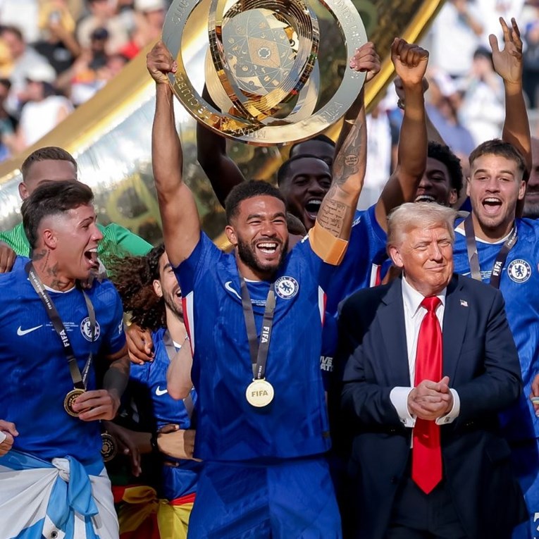 Viralna je objava da je Chelsea izrezao Trumpa s fotki slavlja. To nije skroz istina