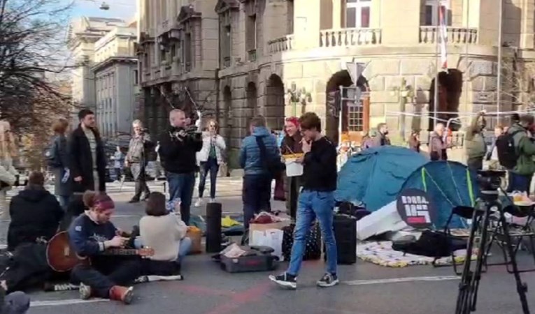 Studenti zbog izborne krađe blokirali važnu ulicu u Beogradu. Postavili šatore 
