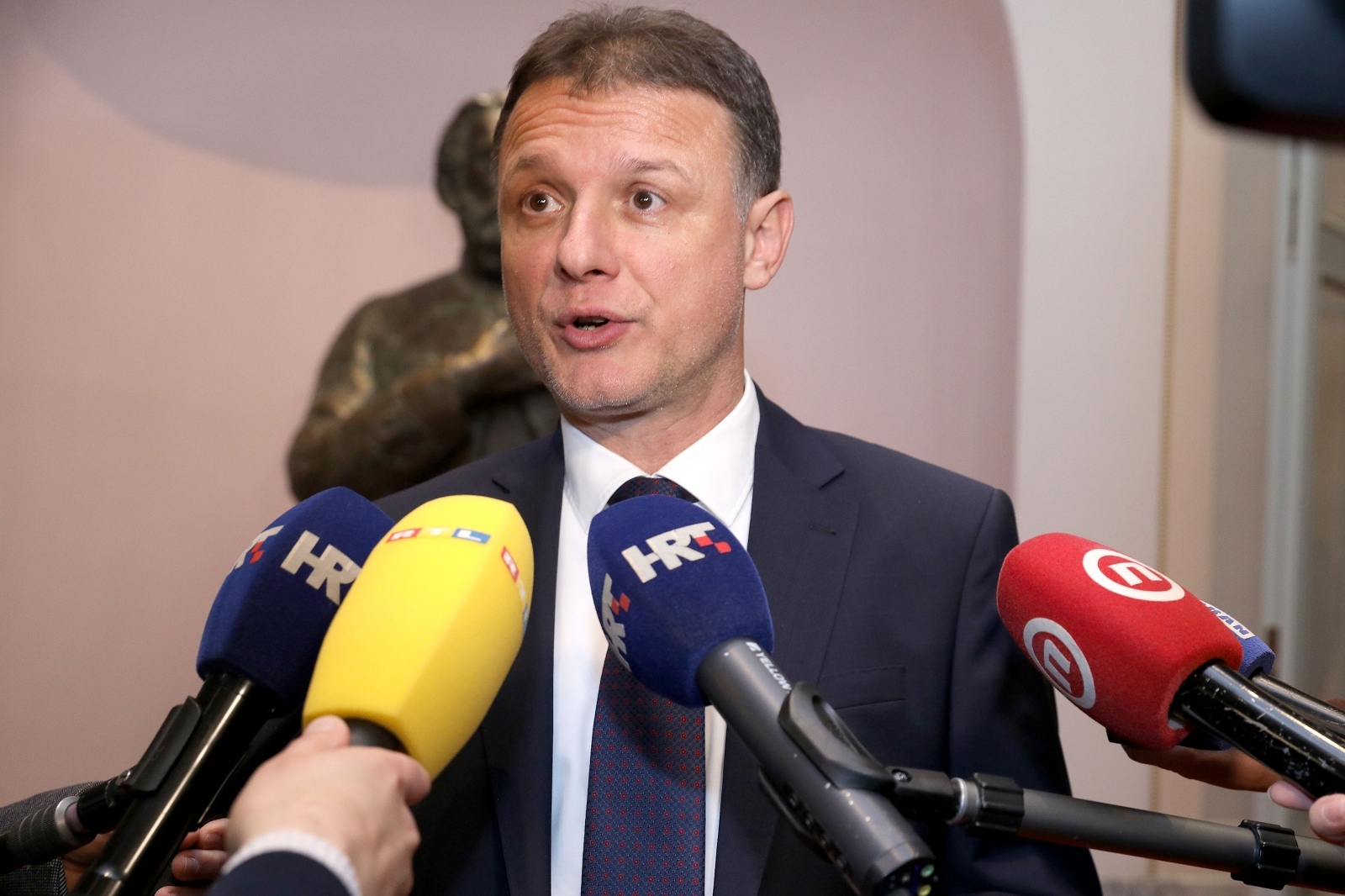 Bernardić Njonju nazvao rektalnim alpinistom. Komadina: Neuobičajeno, ali razumljivo