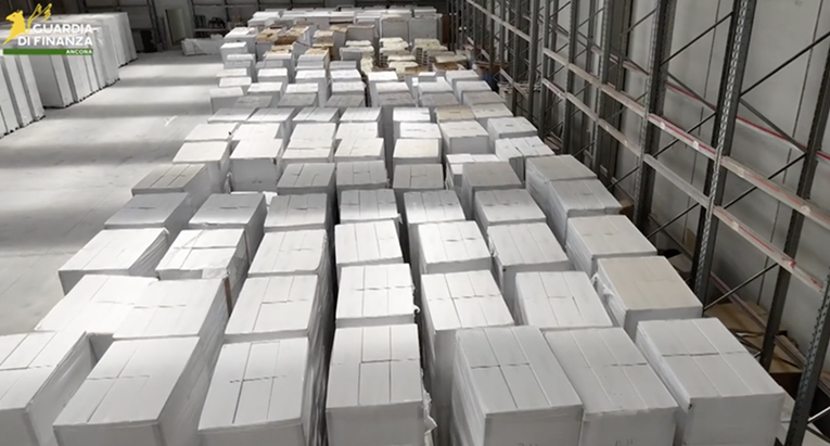 U Italiji otkrivena ogromna ilegalna tvornica. Proizvodili 7 milijuna cigareta dnevno