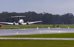 VIDEO Avion u Australiji sletio s uvučenim kotačima