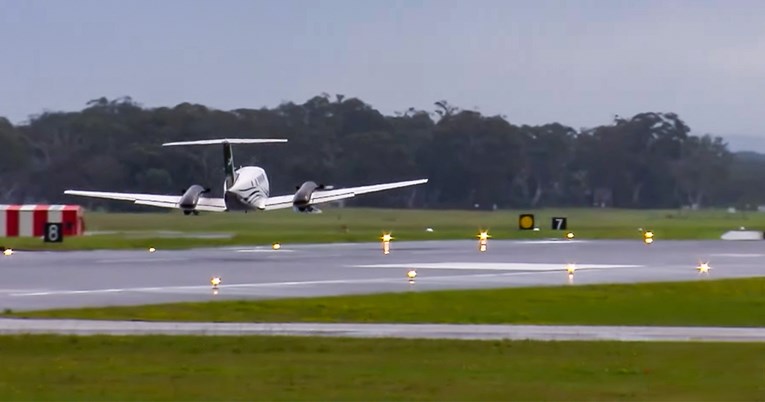 Avion u Australiji sletio s uvučenim kotačima, pogledajte snimku