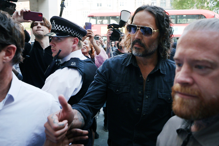 Russell Brand stigao na sud s Biblijom. Tvrdi da nije kriv za silovanje