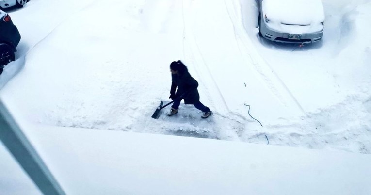 Političar s prozora fotkao suprugu kako čisti snijeg lopatom nakon 12-satne smjene