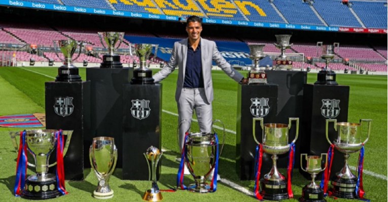 Pronađite razliku između Rakitićevog i Suarezovog oproštajnog fotkanja s trofejima
