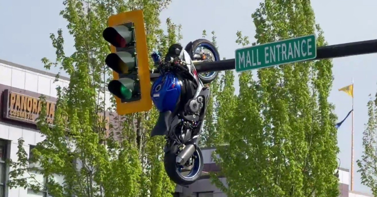 VIDEO: Pogledajte gdje je završio motocikl nakon sudara s BMW-om