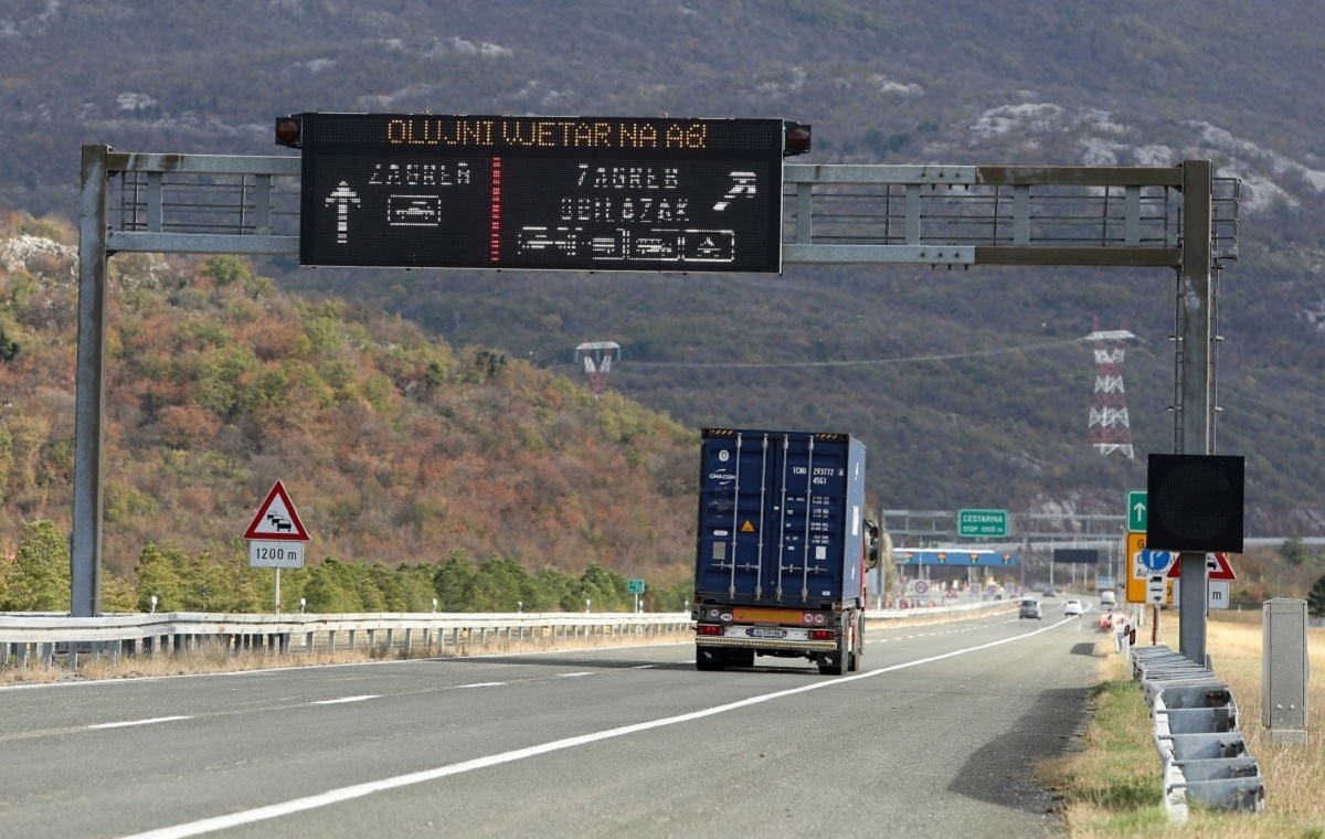 Orkanski vjetar stvara velike probleme u prometu, posebno na autocesti