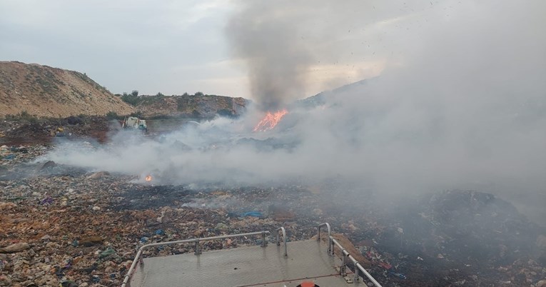 Već drugi dan gori odlagalište otpada kod Zadra, smrad se osjetio i na Ugljanu