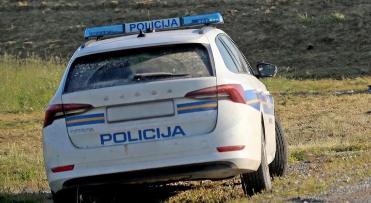 Policajci kod Požege u službenom autu imali odnose sa ženom, njen muž otkrio snimke?